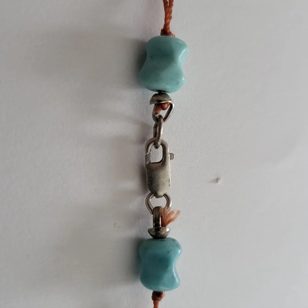 Necklace featuring turquoise nugget beads wth silver clasp. - Picture 4 of 7